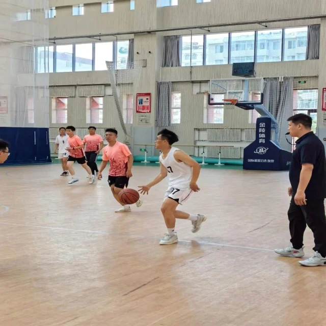 潘展乐接力新纪录：年轻泳坛新星的巅峰时刻